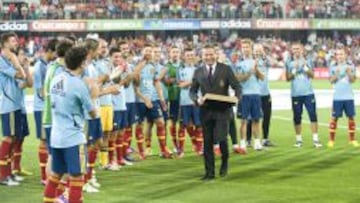 Cota, con la Selección, recibiendo un homenaje.