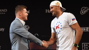 Canelo Alvarez y Sergey Kovalev se saludan en la rueda de prensa previa a su pelea en Las Vegas.