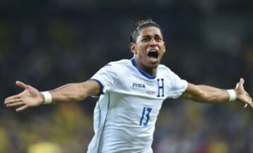 Costly celebra su gol.