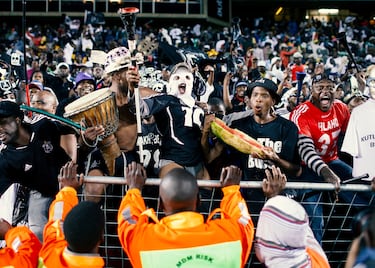 Conocido como el 'Derbi de Soweto' es el más importante de Johannesburgo (Sudáfrica). Es considerado uno de los partidos más intensos del fútbol africano. Se disputó por primera vez en 1970.