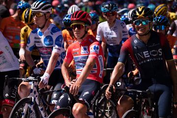 Decimoquinta etapa de La Vuelta a España 2022 con un recorrido de 149 kilómetros entre Martos y Sierra Nevada. En la foto, Jay Vine, Remco Evenepoel y Richard Carapaz antes de la salida de hoy. 