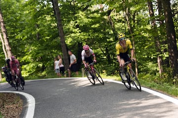 El británico Simon Yates, que empezaba el día a 1:21 del liderato, atacaba en los primeros kilómetros de la Finestre mientras Carapaz y Del Toro se marcaban mutuamente.