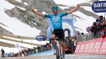 Davide Bais celebra su victoria en el Gran Sasso.