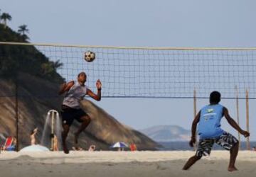 Brasileños jugando al futboley en las playas de Copacabana.