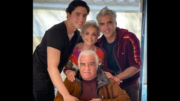 Muere Vicente Fernández: El ícono de la música ranchera pasó su última noche junto a su familia. Su esposa Doña Cuquita lo acompañó hasta su último respiro.