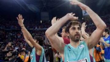 Juan Carlos Navarro saluda al t&eacute;rmino del partido de la primera semifinal de la Copa del Rey de baloncesto.