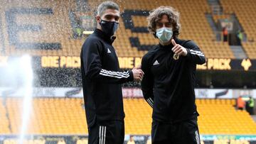 Ra&uacute;l Jim&eacute;nez y Fabio Silva, jugadores de los Wolves.