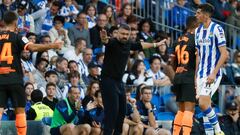 SAN SEBASTIÁN, 06/11/2022.- El entrenador del Valencia, Gennaro Gattuso (c), durante el partido correspondiente a la decimotercera jornada de LaLiga entre Real Sociedad y Valencia CF disputado este domingo en el Reale Arena de San Sebastián. EFE/ Javier Etxezarreta
