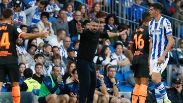 SAN SEBASTI?N, 06/11/2022.- El entrenador del Valencia, Gennaro Gattuso (c), durante el partido correspondiente a la decimotercera jornada de LaLiga entre Real Sociedad y Valencia CF disputado este domingo en el Reale Arena de San Sebasti¨¢n. EFE/ Javier Etxezarreta