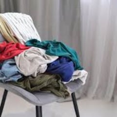 Qué significa la acción de acumular ropa en una silla: la psicología responde