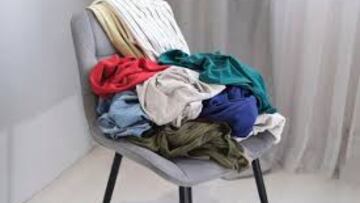 Qué significa la acción de acumular ropa en una silla: la psicología responde