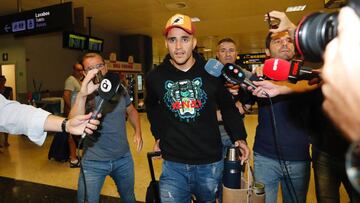 Maxi Gómez, a su llegada al aeropuerto de Manises para pasar revisión médica con el Valencia.
