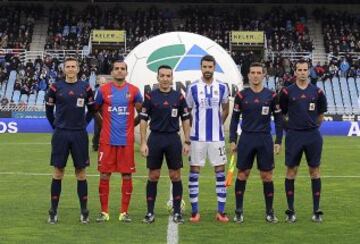 El árbitro Pérez Montero acompañado por sus asistentes Matías Caballero y Hernández Labella, el cuarto árbitro Milla Alvendiz y los capitanes Verza y Xabi Prieto. 