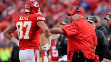 KANSAS CITY, MO - NOVEMBER 6: Tight end Travis Kelce #87 of the Kansas City Chiefs is stopped at the sidelines by head coach Andy Reid after being ejected on a play against the Jacksonville Jaguars at Arrowhead Stadium during the fourth quarter of the game on November 6, 2016 in Kansas City, Missouri. Jamie Squire/Getty Images/AFP
== FOR NEWSPAPERS, INTERNET, TELCOS & TELEVISION USE ONLY ==
