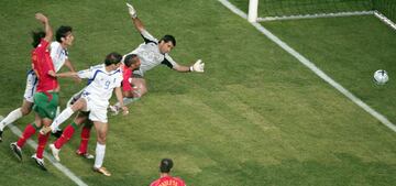 Si Zagorakis era el capitán, Charisteas fue el goleador. Anotó 3 goles ante rivales fuertes, a España en fase de grupos, a Francia en cuartos y a Portugal en la final.