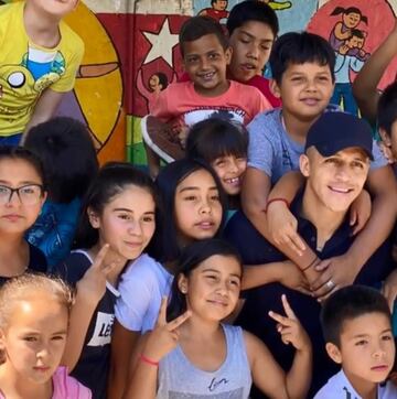 El delantero del Inter de Milán festejó la Navidad junto a un grupo de niños.