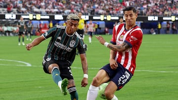 INGLEWOOD, CALIFORNIA - AUGUST 03: Julian Araujo #2 of Los Angeles Galaxy attempts a clear off Carlos Cisneros #24 of Guadalajara Chivas during the Leagues Cup Showcase 2022 at SoFi Stadium on August 03, 2022 in Inglewood, California.   Harry How/Getty Images/AFP
== FOR NEWSPAPERS, INTERNET, TELCOS & TELEVISION USE ONLY ==