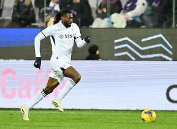 El camerun¨¦s termina contrato este verano aunque su club, el N¨¢poles, puede ejecutar la opci¨®n que tiene para que firme por un a?o m¨¢s.