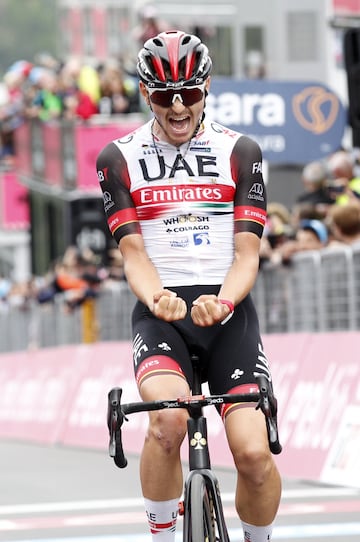 Alessandro Covi celebra la victoria de etapa.