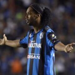 Ronaldinho falla un penalti en su presentación y Querétaro pierde