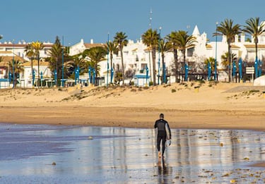 Chiclana prohibe el surf e indigna a la comunidad surfera local
