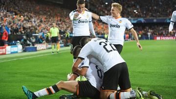 Los jugadores del Valenciz festejan el gol de Carlos Soler. 