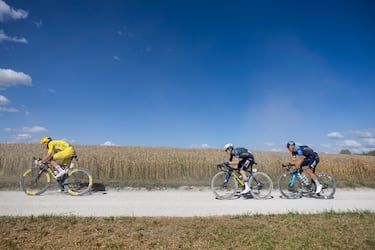 Pogacar y Vingegaard durante el tramo de tierra de Saint Parres aux Tertres, el último de la etapa.