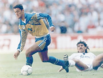 Leyenda del Atlético de Madrid, Kiko Narváez primero fue héroe en Cádiz. El jerezano llegó al clug gaditano con trece años tras pasar por diferentes clubes de su Jerez natal, incluido el Xerez. Siempre iró a Mágico González, leyenda cadista, y él también acabó haciendo magia para salvar a los amarillos. ‘Quico’, como se le conocía en aquel momento, debutó con el primer equipo el 14 de abril de 1991 ante el Athletic Club. Ramón Blanco, que ya lo entrenó en el Cádiz B, fue el entrenador que le dio la oportunidad con los mayores. El Cádiz perdió 2-3, y Kiko jugó media hora y fue artífice de una de las jugadas que dio lugar a uno de los dos goles cadistas. Su talento era evidente y en esa misma temporada, la de 1990-1991, salvó al club andaluz del descenso. Fue en la última jornada de liga. El 9 de junio de 1991, contra un rival directo, el Zaragoza. El Cádiz llegaba 19º y debía ganar al Zaragoza para disputar la promoción de permanencia. Una derrota salvaba a los aragoneses y descendía a los andaluces. En el 68’ Higuera adelantó al Zaragoza y silenciaba el Ramón de Carranza. Kiko había entrado tres minutos antes y acabaría siendo decisivo. En el 81’ provocó el penalti que Dertycia transformó para poner las tablas. No era suficiente. El Castellón seguía por delante en la clasificación pese a la derrota frente al Oviedo. Y en el minuto 83 apareció Kiko para obrar la remontada cadista y salvar a su equipo del descenso. A posteriori, el Cádiz mantendría la categoría venciendo al Málaga por penaltis en la promoción de permanencia. Pero nada hubiera sido posible sin ‘Quico’, que antes de apuntar con su flecha al cielo de Madrid, reflotó el barco del Cádiz cuando estaba a punto de hundirse a Segunda División.