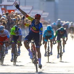 Jonathan Milan domina el esprint y se lleva la tercera etapa