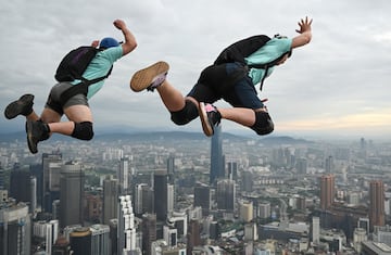 Jeremy Bruns y Kelsey Fry saltan desde la plataforma abierta de 300 metros de altura de la emblemática Torre Kuala Lumpur de Malasia durante el Salto Internacional de la Torre en Kuala Lumpur.