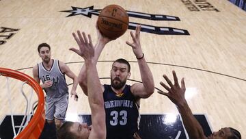 LWS136. San Antonio (United States), 15/04/2017.- Memphis Grizzlies player Marc Gasol (C) of Spain goes to the basket against San Antonio Spurs players David Lee (L) and Kawhi Leonard (R) in the first half of game one of their NBA Western Conference playoffs basketball game at the AT&T Center in San Antonio, Texas, USA, 15 April 2017. (España, Baloncesto, Estados Unidos) EFE/EPA/LARRY W. SMITH