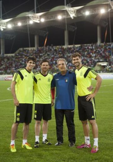 La Roja entreno en el nuevo estadio de Malabo repleto de seguidores que querían ver a nuestros internacionales. Casillas fue de los más aclamados.  En la imagen Javi Martínez, Xabi Alonso y Fernando LLorente con Goikoetxea