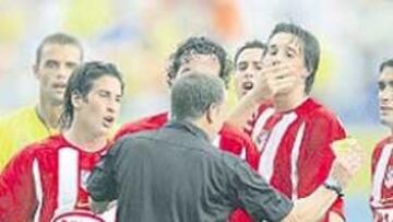 <b>IGUAL. </b>Los del filial, como los del primer equipo, contra el árbitro.