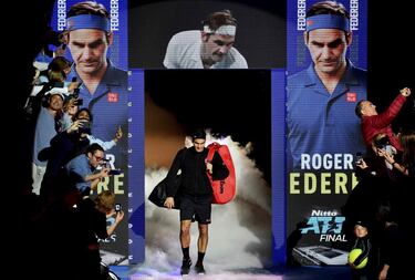 Roger Federer conquistó en el O2 Arena de Londres su primera victoria en la presente Copa de Maestros ante Matteo Berrettini. El suizo, tras ser anunciado por megafonía, salió a la pista y desató la locura de los aficionados que querían conseguir el mejor selfie posible junto a su ídolo. 
