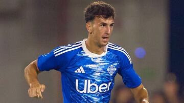 LA LINEA DE LA CONCEPCION, SPAIN - AUGUST 06: Jacobo Ramon of Como 1907 in action during the Pre-Season Friendly match between Real Betis Balompie and Como 1907 at Estadio Municipal de la Linea on August 06, 2025 in La Linea de la Concepcion, Spain. (Photo by Fran Santiago/Getty Images)