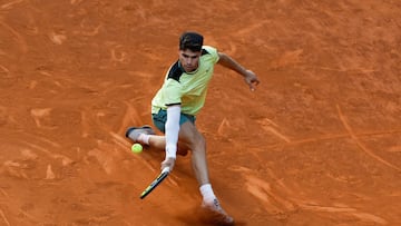 MADRID, 30/04/2024.- El tenista español Carlos Alcaraz en su partido ante el alemán Jan-Lennard Struff, de octavos de final del Mutua Madrid Open disputado este martes en las instalaciones de la Caja Mágica. EFE/JuanJo Martín
