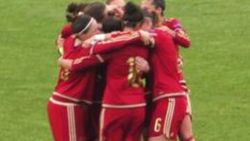 Las jugadoras de la selecci&oacute;n espa&ntilde;ola femenina celebran el triunfo ante Irlanda.