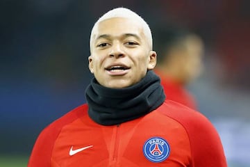 Kylian Mbappe con el pelo teñido de blanco en el calentamiento del PSG-Caen del día de su cumpleaños, 20/12/17.