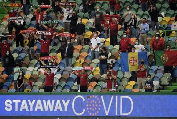 Seguidores en las gradas del estadio Jose Alvalade para ver el partido amistoso entre Portugal y España.