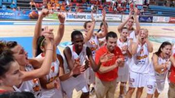 <b>FELICES. </b>Las españolas celebran el triunfo de ayer ante Holanda.