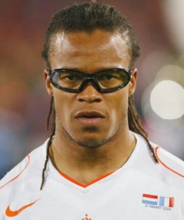 Cuando Edgar Davids vino a Chile hace un par de años a realizar una exhibición de freestyle, se sacó una foto con la camiseta de Colo Colo y dijo que hubiera gustado jugar en los albos. Varios se tomaron muy en serio sus palabras y se rumeró que el Cacique lo podría sacar del retiro. Aún están esperando.