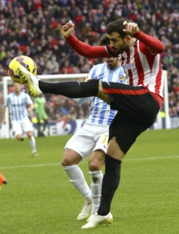 Balenziaga despeja un balón.