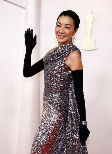 Michelle Yeoh poses, ganadora de un Oscar a Mejor Actriz por El lado bueno de las cosas.