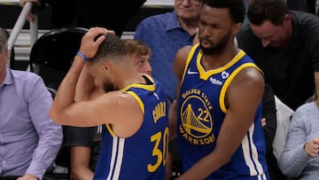 Sacramento (United States), 17/04/2024.- Golden State Warriors forward Andrew Wiggins (R) consoles Golden State Warriors guard Stephen Curry (L) after Curry missed a shot at the buzzer at the end of the first half against the Sacramento Kings during the first half of the NBA Play-In Tournament between the Sacramento Kings and the Golden State Warriors in Sacramento, California, USA, 16 April 2024. (Baloncesto) EFE/EPA/JOHN G. MABANGLO SHUTTERSTOCK OUT
