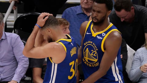 Sacramento (United States), 17/04/2024.- Golden State Warriors forward Andrew Wiggins (R) consoles Golden State Warriors guard Stephen Curry (L) after Curry missed a shot at the buzzer at the end of the first half against the Sacramento Kings during the first half of the NBA Play-In Tournament between the Sacramento Kings and the Golden State Warriors in Sacramento, California, USA, 16 April 2024. (Baloncesto) EFE/EPA/JOHN G. MABANGLO SHUTTERSTOCK OUT
