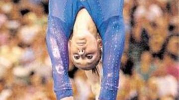 <b>CAMPEONA. </b>Chellsie Memmel en la barra de equilibrios.