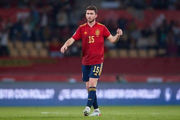 El central zurdo defiende los colores de la Selección Española tras recibir la nacionalidad española en 2021. Laporte estuvo ligado al Athletic desde 2011, cuando cumplió 16 años, hasta 2018 que se marchó al Manchester City. 