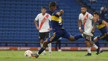 BUENOS AIRES, ARGENTINA - MARCH 14: Sebastián Villa of Boca Juniors makes a penalty kick to score the opening goal during a match between Boca Juniors and River Plate as part of Copa De La Liga Profesional 2021 at Estadio Alberto J. Armando on March 14, 2021 in Buenos Aires, Argentina. (Photo by Marcelo Endelli/Getty Images)
