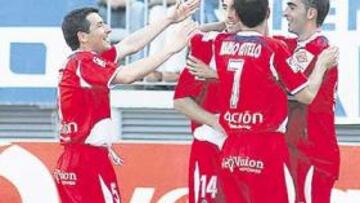 <b>EN RACHA. </b>Paunovic es felicitado por su segundo gol ante el Málaga, el cuarto en dos jornadas.