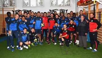 La plantilla del Fuenlabrada, posando con el &#039;Bal&oacute;n Dorado&#039; por su lucha contra el c&aacute;ncer infantil.